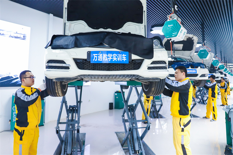 滑檔落榜有什么好選擇？大學生在“回爐”學技術，你還在等什么？