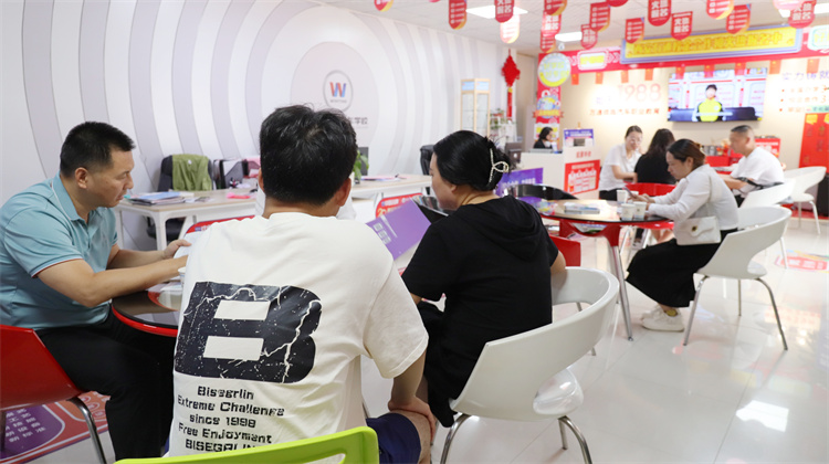 西安中考出分！西安萬通報名現場持續升溫……