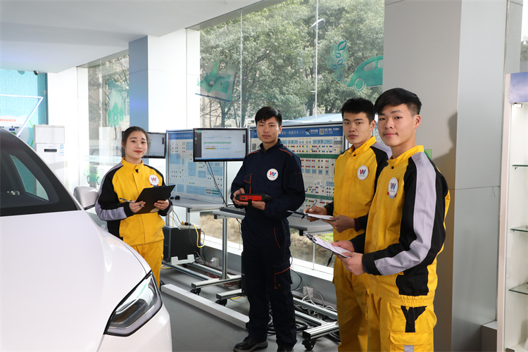 【油車維修工不會修新能源車？】短期的汽車新能源技術更適合成年人選擇！