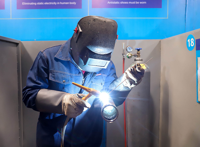 學徒或自學電焊能學會嗎？電焊就業前景:學電焊能不能找到理想工作？