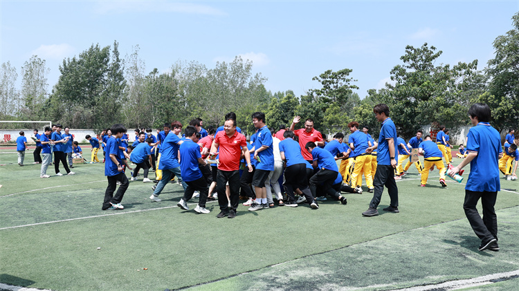 “歡樂‘搶’零食，青春‘燃’活力 ——西安萬通汽車學(xué)校趣味搶零食大賽圓滿落幕