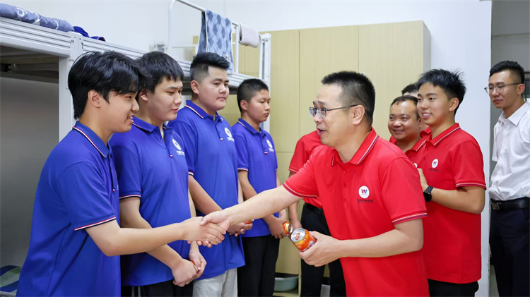 情暖學子心：西安萬通學校校長夏夜查寢送關懷