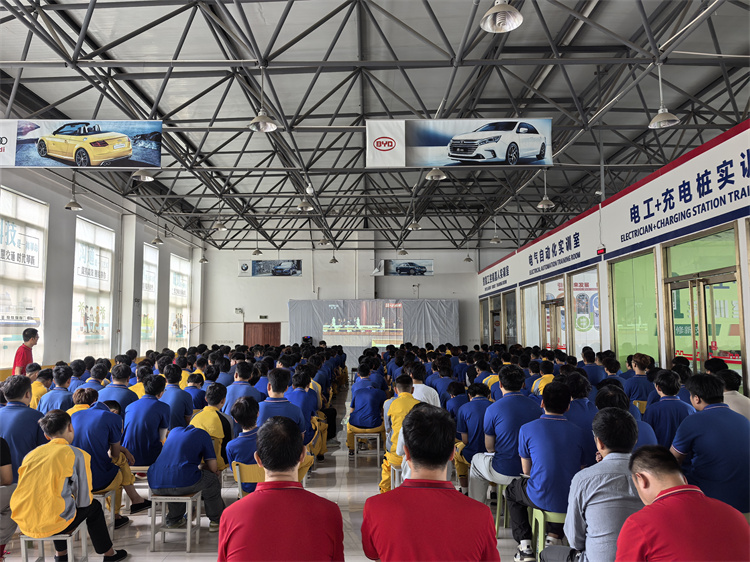 銘記與傳承—— 西安萬通汽車學校組織觀看“紀念中國人民抗日戰爭暨世界反法西斯戰爭勝利80周年兵式“