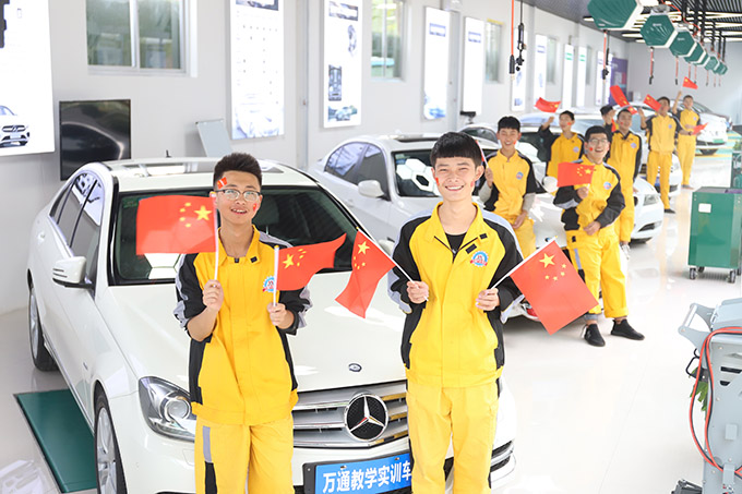 盛世華誕，精彩萬(wàn)通行