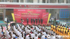 新技術炫酷刺激   學子們爭相圍觀