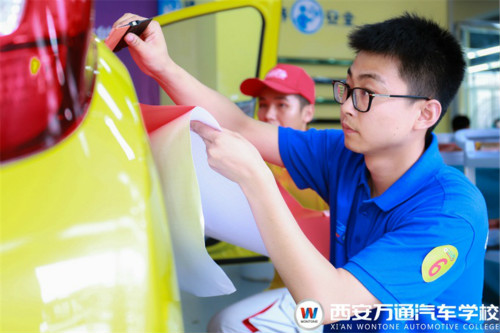 西安萬通汽車學(xué)校學(xué)子實(shí)訓(xùn)