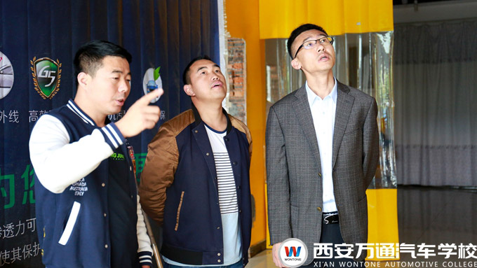 西安萬通創就業指導中心老師以及創業導師考察創業學子的店面現場