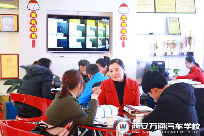 西安萬通課程咨詢師為來訪的家長學生耐心講解 西安萬通課程咨詢師為來訪的家長學生耐心講解