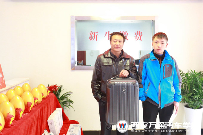 西安萬通報名新生與家長合影 西安萬通報名新生與家長合影