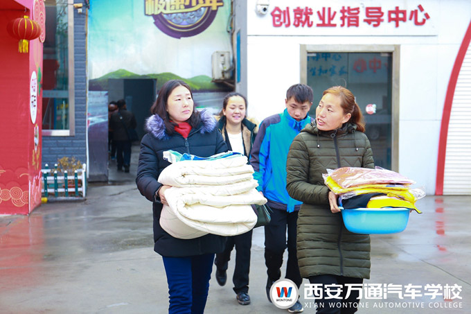 西安萬通班主任老師幫新生領取生活用品 西安萬通班主任老師幫新生領取生活用品