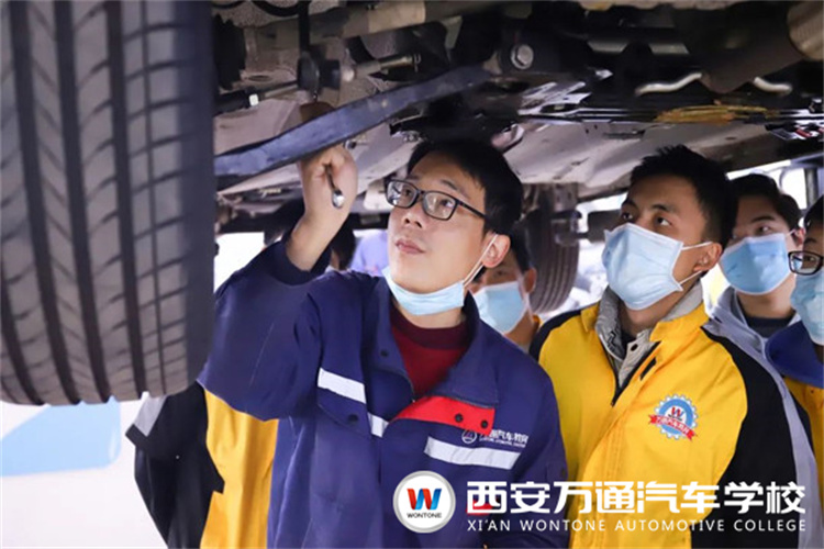 西安萬通汽車學(xué)校2022年熱門專業(yè)推薦---汽車檢測(cè)與維修工程師