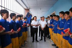 西安萬(wàn)通校長(zhǎng)為新生們帶來(lái)清涼慰問(wèn)