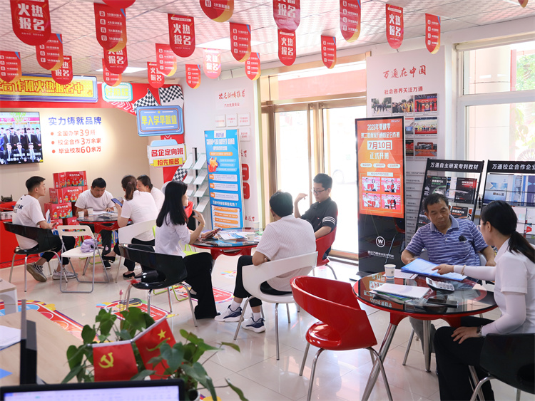 入學(xué)報(bào)名火熱氛圍持續(xù)高漲，看看他們?yōu)楹芜x萬(wàn)通？